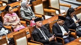 Sejumlah anggota DPR mengikuti Rapat Paripurna DPR Ke-10 Masa Persidangan II Tahun Sidang 2024-2025 di Kompleks Parlemen, Senayan, Jakarta, Selasa (21/1/2025). ANTARA FOTO/Rivan Awal Lingga/foc.
