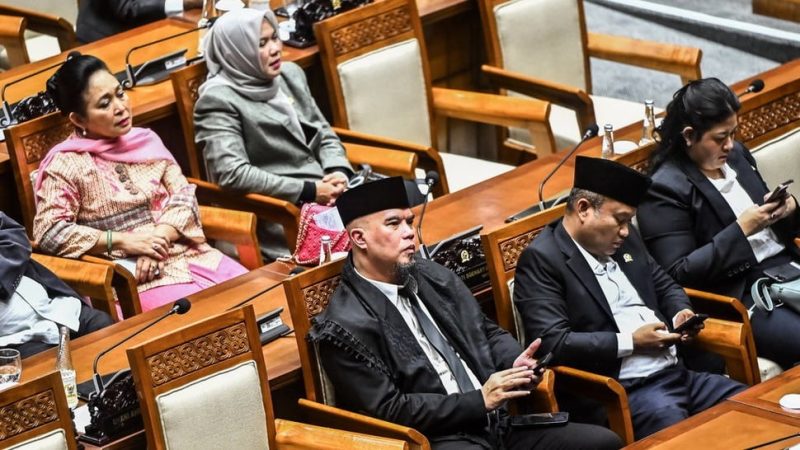 Sejumlah anggota DPR mengikuti Rapat Paripurna DPR Ke-10 Masa Persidangan II Tahun Sidang 2024-2025 di Kompleks Parlemen, Senayan, Jakarta, Selasa (21/1/2025). ANTARA FOTO/Rivan Awal Lingga/foc.
