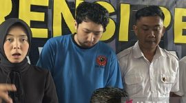 Polda Jabar saat menghadirkan tersangka berinisial PAP atas kasus kekerasan seksual yang terjadi pada keluarga pasien di Bandung, Jawa Barat, Rabu (9/4/2025). (ANTARA/Rubby Jovan)