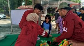 Proses pembagian sembako berupa boras dan mie instal oleh mahasiswa UTA'45. | Dokumentasi: Devis Mamesah