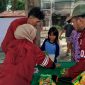 Proses pembagian sembako berupa boras dan mie instal oleh mahasiswa UTA'45. | Dokumentasi: Devis Mamesah