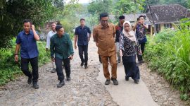 Gubernur Banten Andra Soni (kedua dari kanan) meninjau jalan yang berada di Desa Cimoyan, Kecamatan Patia, Kabupaten Pandeglang, Kamis (6/3/2025). Dokumentasi: Adpim Banten/RRI.co.id