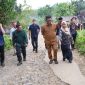 Gubernur Banten Andra Soni (kedua dari kanan) meninjau jalan yang berada di Desa Cimoyan, Kecamatan Patia, Kabupaten Pandeglang, Kamis (6/3/2025). Dokumentasi: Adpim Banten/RRI.co.id