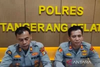 Kepala Seksi Humas Polres Tangerang Selatan AKP Agil Sahril (kiri) bersama Kapolsek Cisauk Polres Metro Tangerang Selatan AKP Dhady Arsya (kanan) saat memberi klarifikasi soal pelecehan oknum polisi, Jumat (11/4/2025). ANTARA/HO-Humas Polres Tangerang Selatan/am.