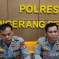 Kepala Seksi Humas Polres Tangerang Selatan AKP Agil Sahril (kiri) bersama Kapolsek Cisauk Polres Metro Tangerang Selatan AKP Dhady Arsya (kanan) saat memberi klarifikasi soal pelecehan oknum polisi, Jumat (11/4/2025). ANTARA/HO-Humas Polres Tangerang Selatan/am.