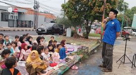 Giat pembagian 300 buku secara simbolik. | Dokumentasi: Ari Sujatmiko
