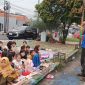 Giat pembagian 300 buku secara simbolik. | Dokumentasi: Ari Sujatmiko