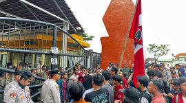 Aksi DPC GMNI Kota Serang menyoroti dugaan kejanggalan dalam proses rekrutmen pegawai di UPTD RSUD Cilograng dan RSUD Labuan, pada Kamis (22/05/2025). | Dokumentasi: Humas Aksi