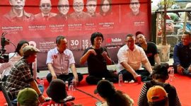 Adian Napitupulu (yang sedang bicara) bersama perwakilan driver online, dan beberapa pengamat di Halaman Graha PENA 98, Menteng, Jakarta Pusat, Rabu (30/4).