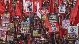 Sejumlah buruh dari berbagai serikat buruh melakukan aksi pada saat peringatan Hari Buruh Internasional (May Day) di kawasan Jalan Sudirman-Thamrin, Jakarta, Rabu (1/5/2019). ANTARA FOTO/Muhammad Adimaja/ama.