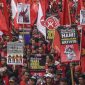 Sejumlah buruh dari berbagai serikat buruh melakukan aksi pada saat peringatan Hari Buruh Internasional (May Day) di kawasan Jalan Sudirman-Thamrin, Jakarta, Rabu (1/5/2019). ANTARA FOTO/Muhammad Adimaja/ama.