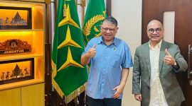 Jaksa Agung Muda Perdata dan Tata Usaha Negara (JAM Datun) Kejaksaan Agung RI Dr. Narendra Jatna, S.H., LL.M. - menerima kunjungan Ketua Dewan Pembina Puspolkam Indonesia Firman Jaya Daeli, pada awal Juni 2025, di ruang kerja JAM Datun, di gedung Kejaksaan Agung RI.