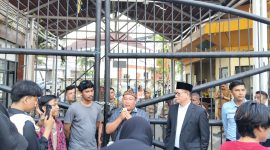 Para Demonstran saat menyampaikan orasinya di depan gedung DPRD Banten, Selasa (10/16) | Dokumentasi : Ist