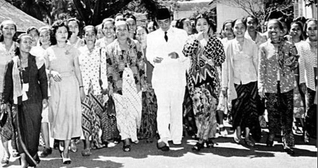Sukarno dan aktivis perempuan Gerwani | Gambar: Arsip Tempo