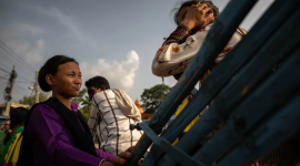 Danu Thapa, 24 tahun, seorang pemantau perbatasan dari LSM anti-perdagangan manusia, menghentikan sebuah becak yang membawa seorang gadis menuju India melalui kota Bhairahawa, untuk menanyainya tentang tujuan perjalanannya guna memastikan apakah dia aman atau menjadi korban perdagangan manusia. Salah satu cara pemantau LSM menguatkan pernyataan yang diberikan oleh perempuan dan gadis adalah dengan meminta nomor telepon kerabat dan menghubungi mereka untuk memverifikasi informasi. 
Sumber Gambar : Violeta Santos Moura | Al Jazeera.com