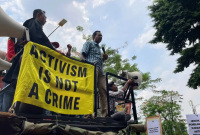 Haris Azhar berorasi dari atas truk di luar gedung pengadilan, 8 Januari 2024 | Gambar: Andreas Harsono/Human Rights Watch (hrw.org)