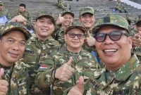 Ketua DPRD Kabupaten Pandeglang, Tb Agus Khatibul Umam (paling belakang) berfoto bersama Ketua DPRD Provinsi Banten, Fahmi Hakim saat retret akmil Magelang, Jawa Tengah. | Gambar: radarbanten.co.id