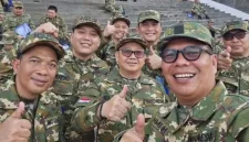 Ketua DPRD Kabupaten Pandeglang, Tb Agus Khatibul Umam (paling belakang) berfoto bersama Ketua DPRD Provinsi Banten, Fahmi Hakim saat retret akmil Magelang, Jawa Tengah. | Gambar: radarbanten.co.id