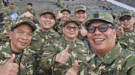 Ketua DPRD Kabupaten Pandeglang, Tb Agus Khatibul Umam (paling belakang) berfoto bersama Ketua DPRD Provinsi Banten, Fahmi Hakim saat retret akmil Magelang, Jawa Tengah. | Gambar: radarbanten.co.id