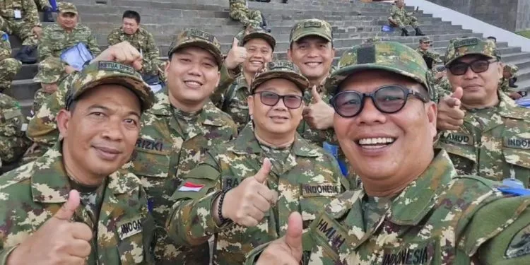 Ketua DPRD Kabupaten Pandeglang, Tb Agus Khatibul Umam (paling belakang) berfoto bersama Ketua DPRD Provinsi Banten, Fahmi Hakim saat retret akmil Magelang, Jawa Tengah. | Gambar: radarbanten.co.id