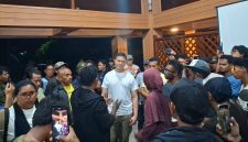 Pembubaran Nobar [Nonton Bareng] Film Pesta Babi oleh Aparat yang digelar Aliansi Jurnalis Independen (AJI) Ternate bersama Society of Indonesian Environmental Journalists (SIEJ) | Gambar : TimesMalut.com