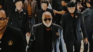 Puluhan Pria Berjas Hitam Deklarasikan Yakuza di Indonesia