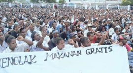 Pelajar di Wamena, Papua Pengunungan, berkumpul di halaman kantor bupati Jayawijaya. Mereka menyatakan penolakan terhadap Program MBG dan lebih memilih pendidikan gratis | Foto: Tempo/Ronny