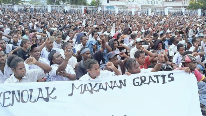 Pelajar di Wamena, Papua Pengunungan, berkumpul di halaman kantor bupati Jayawijaya. Mereka menyatakan penolakan terhadap Program MBG dan lebih memilih pendidikan gratis | Foto: Tempo/Ronny