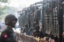 Tentara yang berbaris saat masyarakat berkumpul untuk protes kudeta militer, di Yangon, Myanmar (15/2/2021) | Foto: REUTERS
