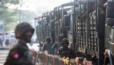 Tentara yang berbaris saat masyarakat berkumpul untuk protes kudeta militer, di Yangon, Myanmar (15/2/2021) | Foto: REUTERS