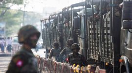 Tentara yang berbaris saat masyarakat berkumpul untuk protes kudeta militer, di Yangon, Myanmar (15/2/2021) | Foto: REUTERS