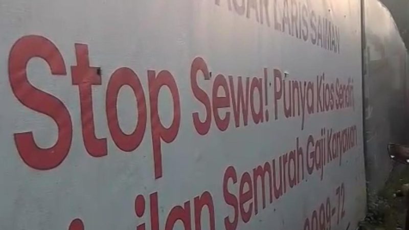 Spanduk promosi Pasar Laris Saiman Sentiong, dinilai rendahkan pekerja dengan mencantumkan kalimat “Cicilan semurah gaji karyawan” | Foto: tintaindonesia.id