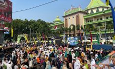 Dari Kali Pasir ke Al-Ittihad, Ribuan Warga Ikut Kirab dan Berebut Gunungan