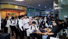 Para pencari kerja pada pameran bursa kerja (job fair) yang diadakan oleh Pemkot Tangerang di Metropolis Town Square, Kota Tangerang | Foto: Diskominfo Kota Tangerang / Novan Nanda Ajita