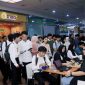 Para pencari kerja pada pameran bursa kerja (job fair) yang diadakan oleh Pemkot Tangerang di Metropolis Town Square, Kota Tangerang | Foto: Diskominfo Kota Tangerang / Novan Nanda Ajita