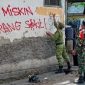 Petugas sedang menghapus corat-coret 'Orang Miskin Dilarang Sakit' di Solo (2021) | Foto: Detikcom / Ari Purnomo
