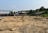 Dasar sungai yang mengering. Foto Bendungan Pintu Air 10 Cisadane, Kota Tangerang | Foto: PENAMARA / Ari Sujatmiko