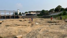 Dasar sungai yang mengering. Foto Bendungan Pintu Air 10 Cisadane, Kota Tangerang | Foto: PENAMARA / Ari Sujatmiko