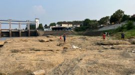 Dasar sungai yang mengering. Foto Bendungan Pintu Air 10 Cisadane, Kota Tangerang | Foto: PENAMARA / Ari Sujatmiko