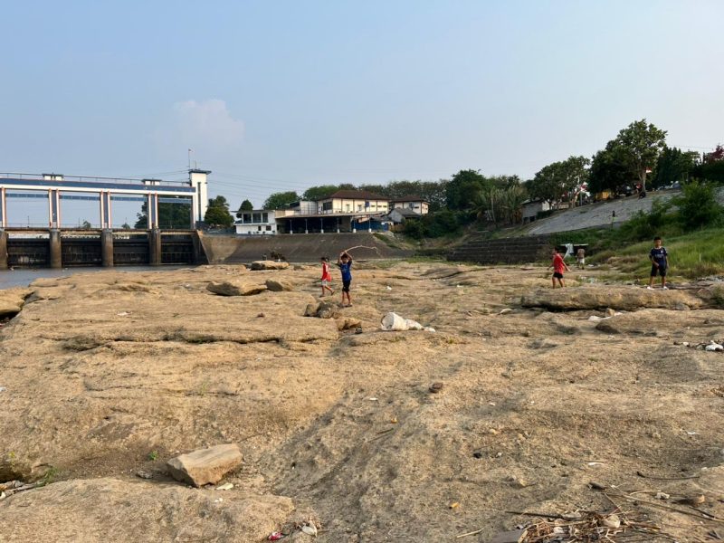 Dasar sungai yang mengering. Foto Bendungan Pintu Air 10 Cisadane, Kota Tangerang | Foto: PENAMARA / Ari Sujatmiko
