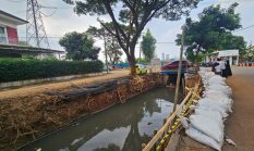 Turap Proyek APBD di Tangerang Disorot, Bahu Jalan Dikikis dan Warga Terancam Celaka
