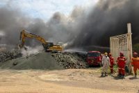 Kebakaran terjadi di area pengelolaan limbah ban bekas yang berada di dalam kawasan PT Indonesia Weda Bay Industrial Park (IWIP), Kabupaten Halmahera Tengah, Maluku Utara, Senin (31/8/2026). ANTARA/HO-IWIP