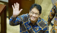 Menteri Keuangan Purbaya Yudhi Sadewa melambaikan tangan usai mengikuti Rapat Kerja dengan Komisi XI DPR di Kompleks Parlemen, Senayan, Jakarta, Kamis (11/9/2025) | Foto: Investortrust