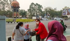 Aktivis dan DPRD Kota Tangerang Turun ke Jalan, Bagikan Masker Antisipasi Abu Vulkanik