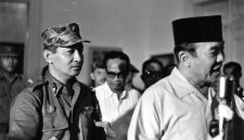 INDONESIA - MARCH 11: President Sukarno (R) of Indonesia walks with the Major General Suharto (L) March 11, 1966 in Idonesia. Sukarno, was obliged (ordered) by the Indonesia Army to give Major General Suharto Supreme Authority to restore order after the Sept. 30, 1965 murders of six Generals, Army Chief Nation's bodyguard and daughter, accused by the army of being led by the Indonesia Communist Party, (the PKI). General Suharto, not of high enough rank to be on the hit list, took over leadership of the army. Between October 1965 and March 1966, under Suharto's command, thousands of suspected and known communists were killed and imprisoned throughout Indonesia. In March 1976, the Indonesian Parliament (The People's General Assembly) stripped President Sukarno of all powers and appointed General Suharto as Acting President. Sukarno was placed under house arrest until his death in June, 1970. (Photo by Beryl Bernay/Getty Images)