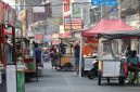 Pedagang sedang persiapan untuk menjajakan dagangannya di Jalan Kiasnawi Kota Tangerang, atau biasa disebut 