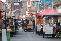 Pedagang sedang persiapan untuk menjajakan dagangannya di Jalan Kiasnawi Kota Tangerang, atau biasa disebut 