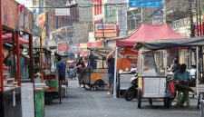 Pedagang sedang persiapan untuk menjajakan dagangannya di Jalan Kiasnawi Kota Tangerang, atau biasa disebut 