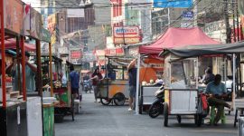 Pedagang sedang persiapan untuk menjajakan dagangannya di Jalan Kiasnawi Kota Tangerang, atau biasa disebut 