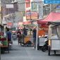 Pedagang sedang persiapan untuk menjajakan dagangannya di Jalan Kiasnawi Kota Tangerang, atau biasa disebut 